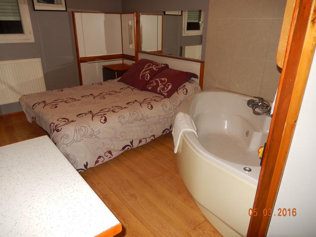 Hotel Eco Logis Espace Bellevue Semeac Екстер'єр фото